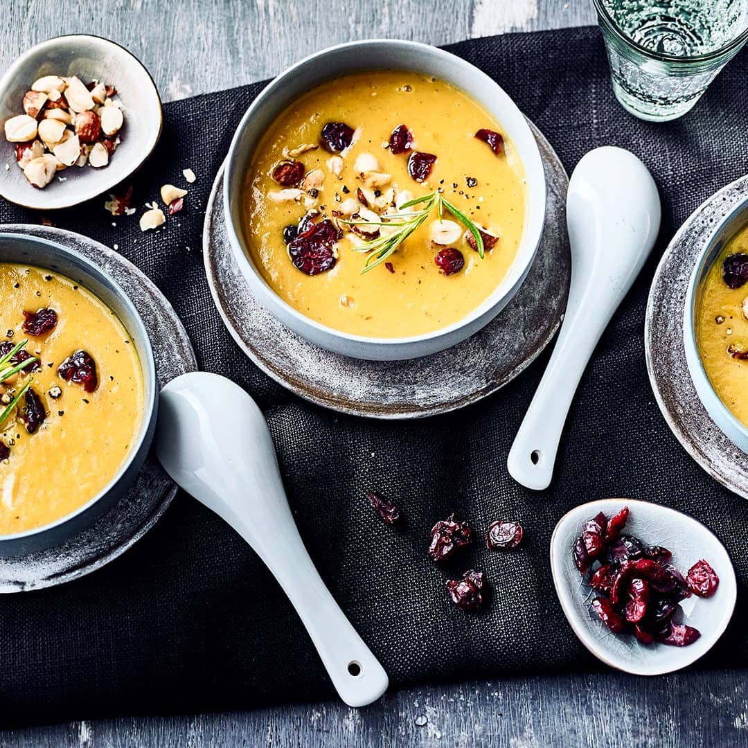 Unsere erfrischende Birnensuppe mit Curry, Kartoffeln und Tomaten ist das perfekte Gericht für heiße Sommertage – eiskalt serviert auf Crushed Ice!