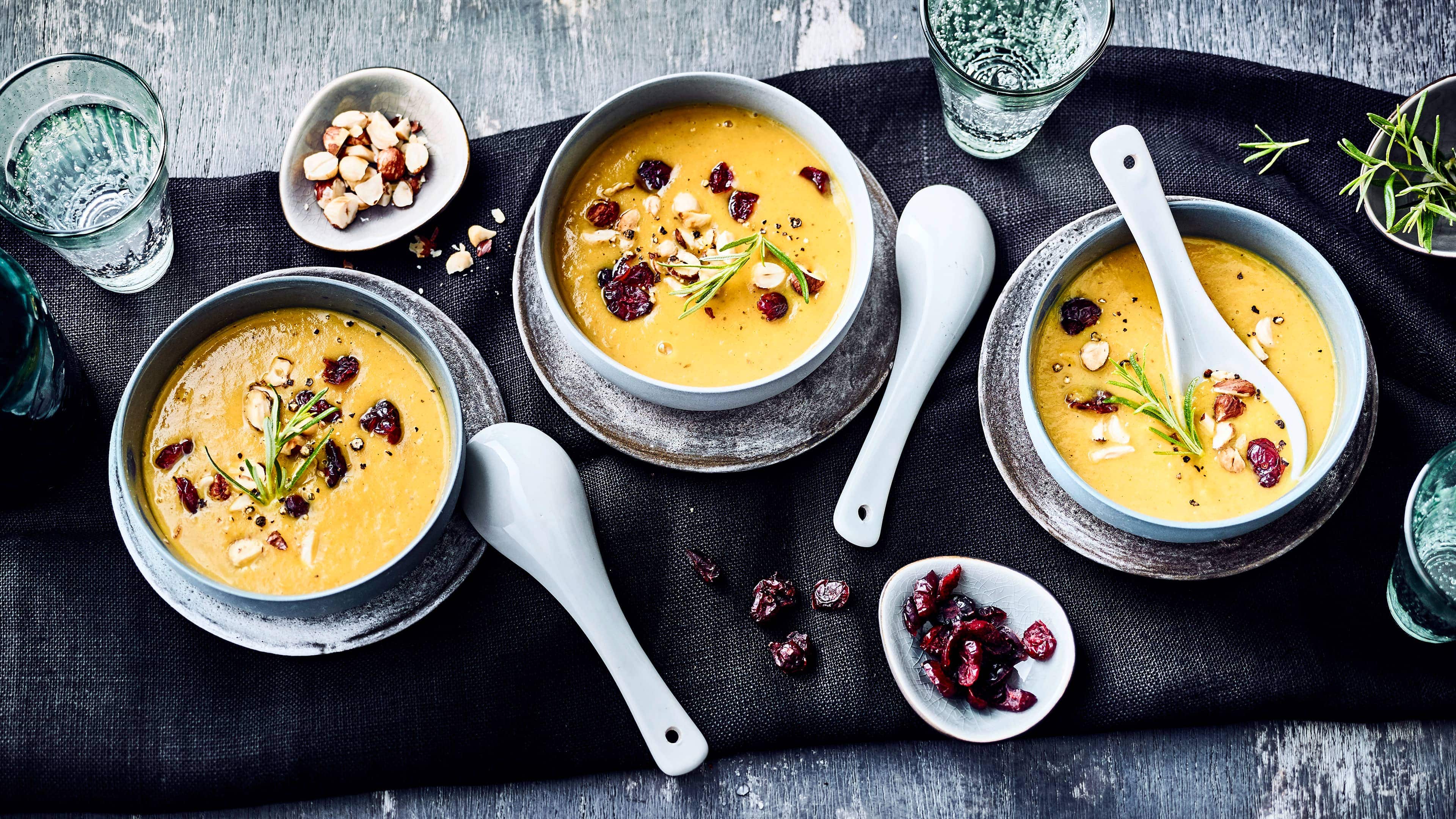 Birnen-Curry-Suppe Unsere erfrischende Birnensuppe mit Curry, Kartoffeln und Tomaten ist das perfekte Gericht für heiße Sommertage – eiskalt serviert auf Crushed Ice!
