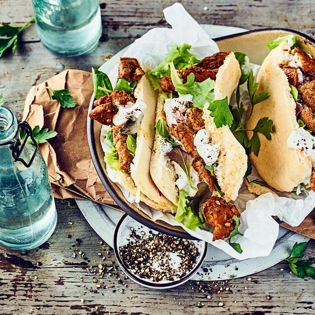 Bereiten Sie holländisches Shoarma mit einer selbst gemachten Gewürzmischung zu und genießen Sie dreierlei Fleischsorten mit frischem Gemüse im Brot.