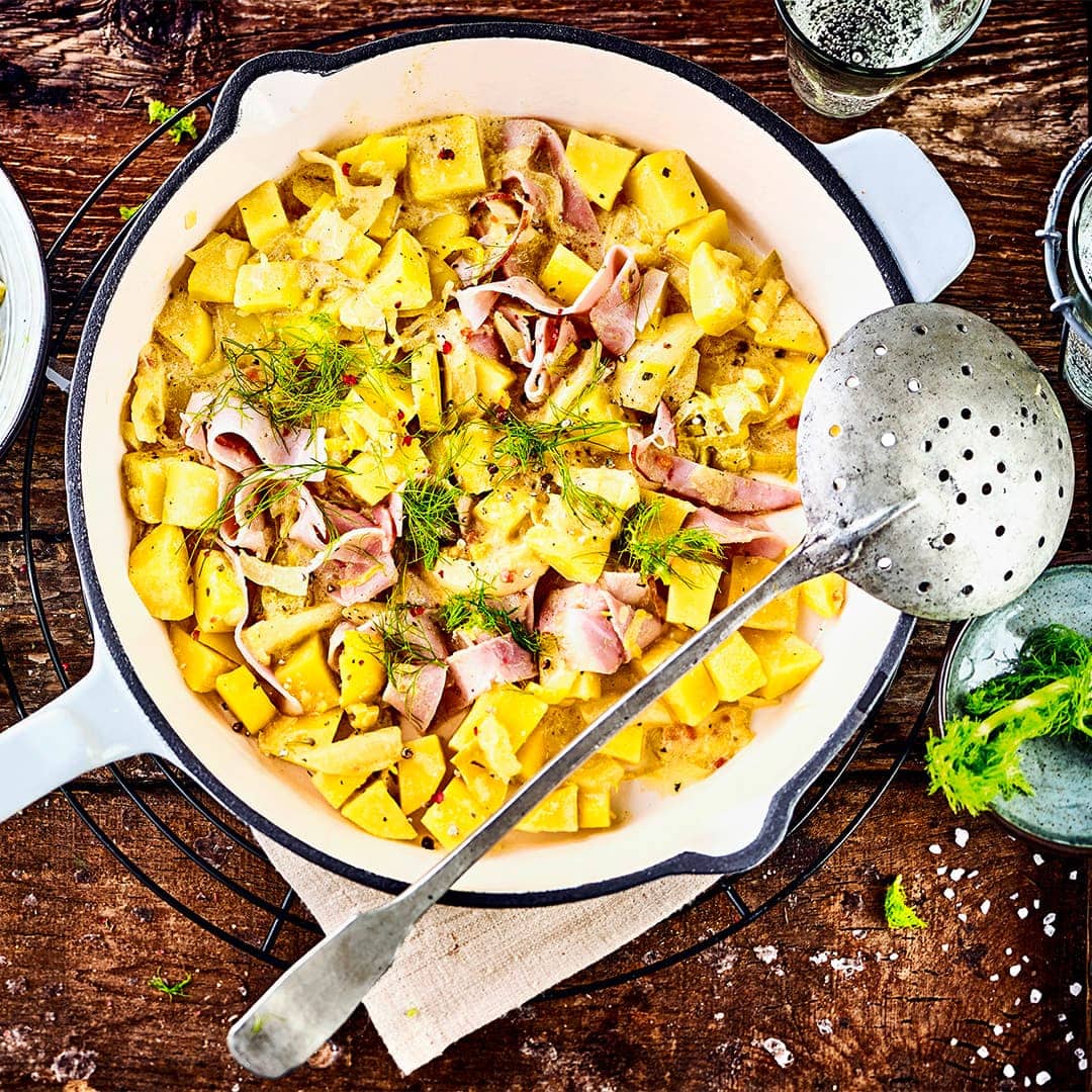 Leckeres Gericht aus der Pfanne: Probieren Sie die Kombination aus Kartoffel, Fenchel und Schinken in einer fruchtigen Orangen-Sahne-Soße!