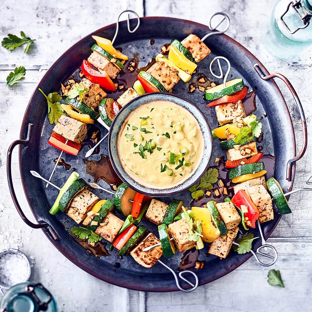 Vegane Spieße aus allerlei frischem Gemüse und Kräuter-Tofu mit selbstgemachtem veganen Curry-Dip.