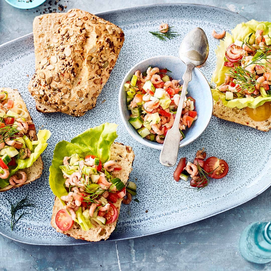 Ob zum Frühstück oder als Snack für Zwischendurch - Unser Rezept für leckere Brötchen mit Krabbensalat überzeugt jeden Meeresfrüchte-Fan!
