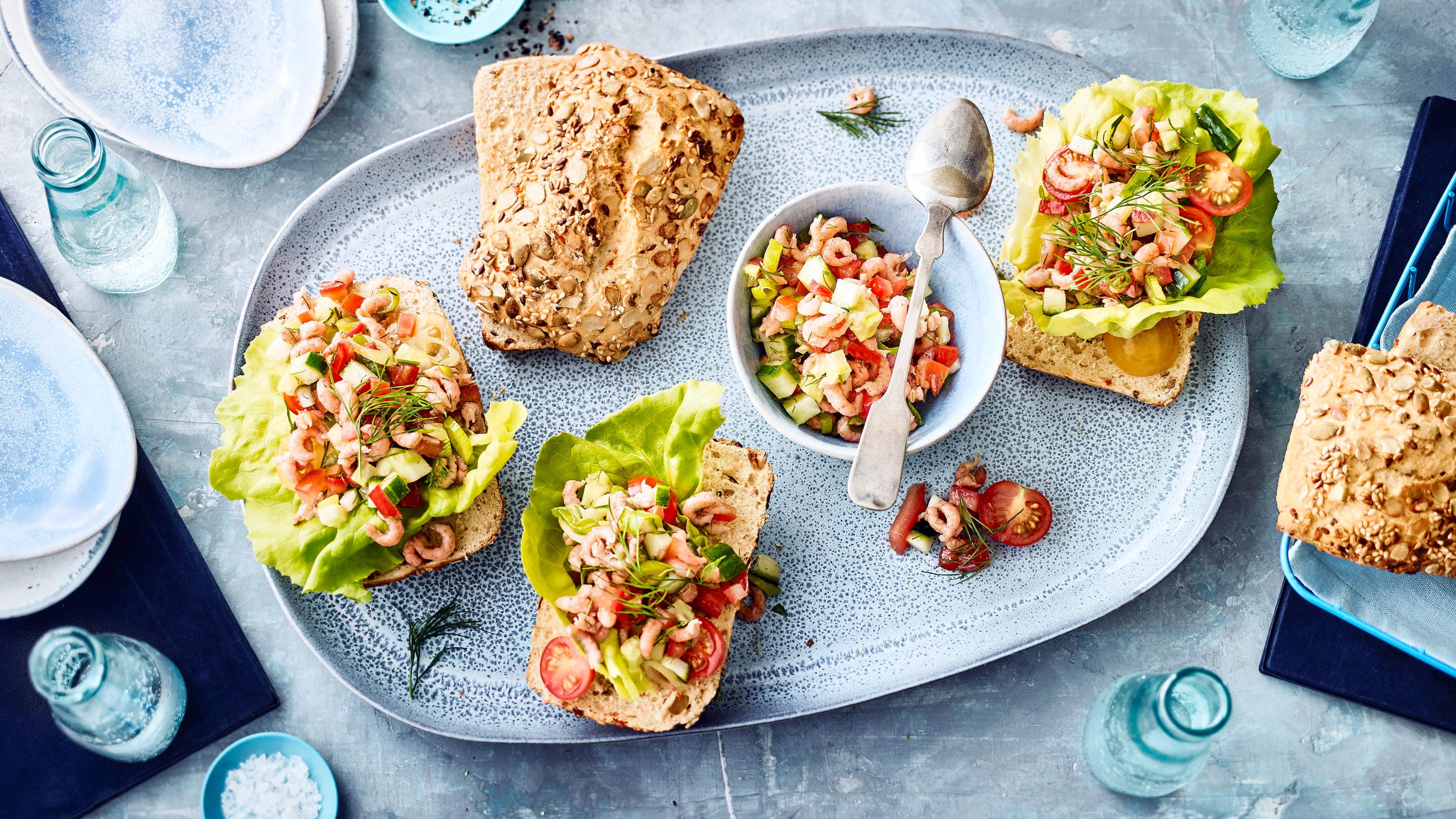 Brötchen mit Krabbensalat Ob zum Frühstück oder als Snack für Zwischendurch - Unser Rezept für leckere Brötchen mit Krabbensalat überzeugt jeden Meeresfrüchte-Fan!