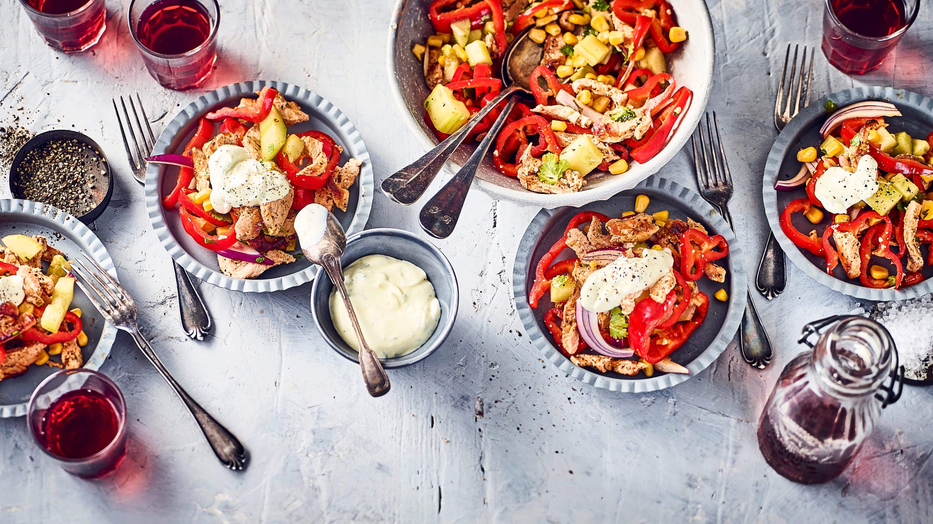 Gyros-Salat Wir servieren Gyros einmal als Salat mit Gurke, Mais, Paprika und Zwiebeln und reichen dazu Fladenbrot und selbstgemachten Joghurt-Dip.