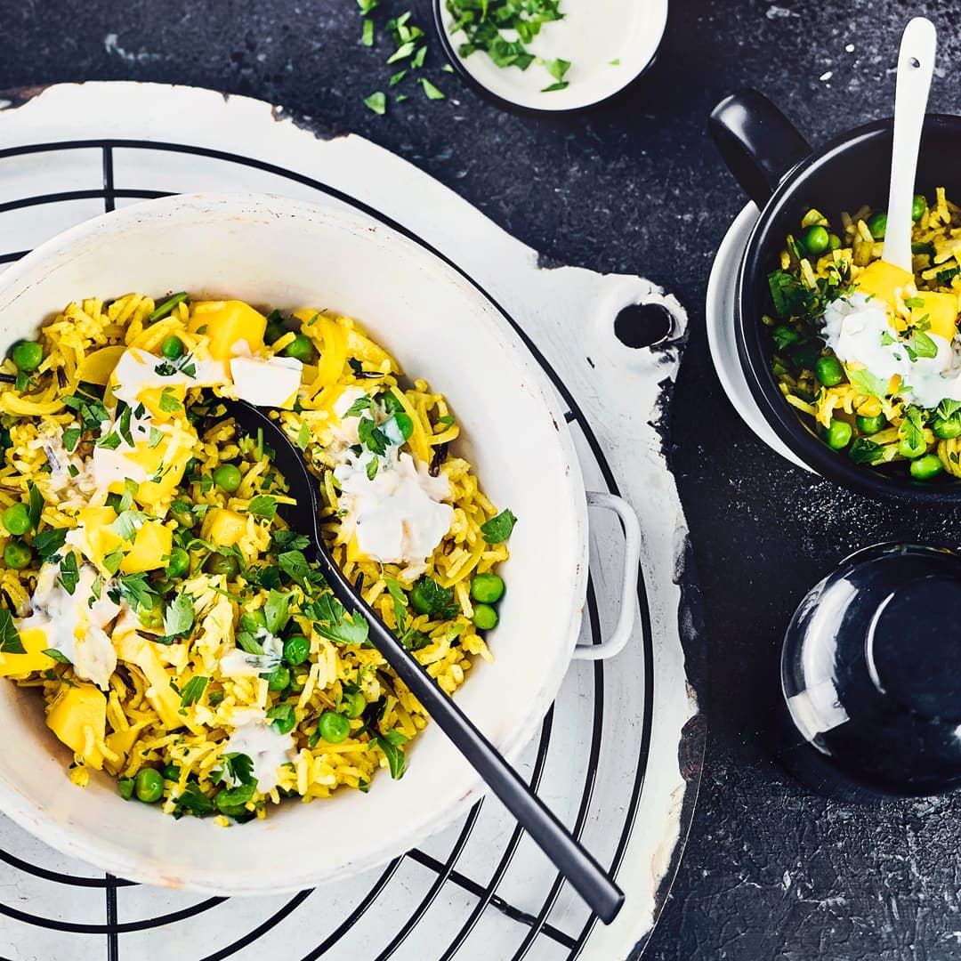 Sommerlicher Erbsen-Reissalat, ist eine prima Beilage zum Grillen oder auch perfekt als Mittagessen für die Arbeit. Reis, Erbsen, Mango, Kokosmilch und orientalische Gewürze machen diesen Salat ganz besonders.