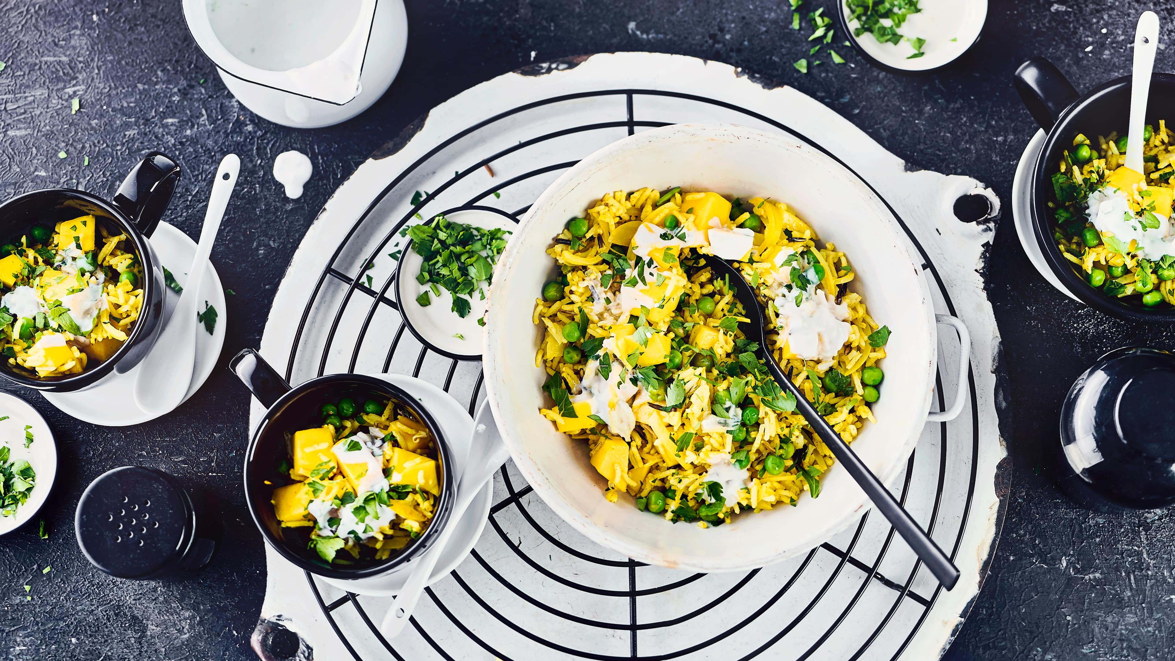 Erbsen-Reissalat Sommerlicher Erbsen-Reissalat, ist eine prima Beilage zum Grillen oder auch perfekt als Mittagessen für die Arbeit. Reis, Erbsen, Mango, Kokosmilch und orientalische Gewürze machen diesen Salat ganz besonders.