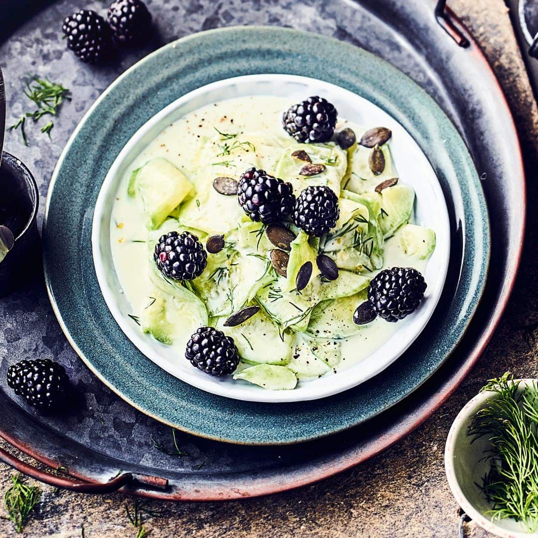 Dieses vegane Gericht haben Sie in 15 Minuten zubereitet: Probieren Sie unseren Salat aus Gurken und Brombeeren mit einem Dressing aus Soja-Joghurt, Dill und Zitronensaft – erfrischend lecker!