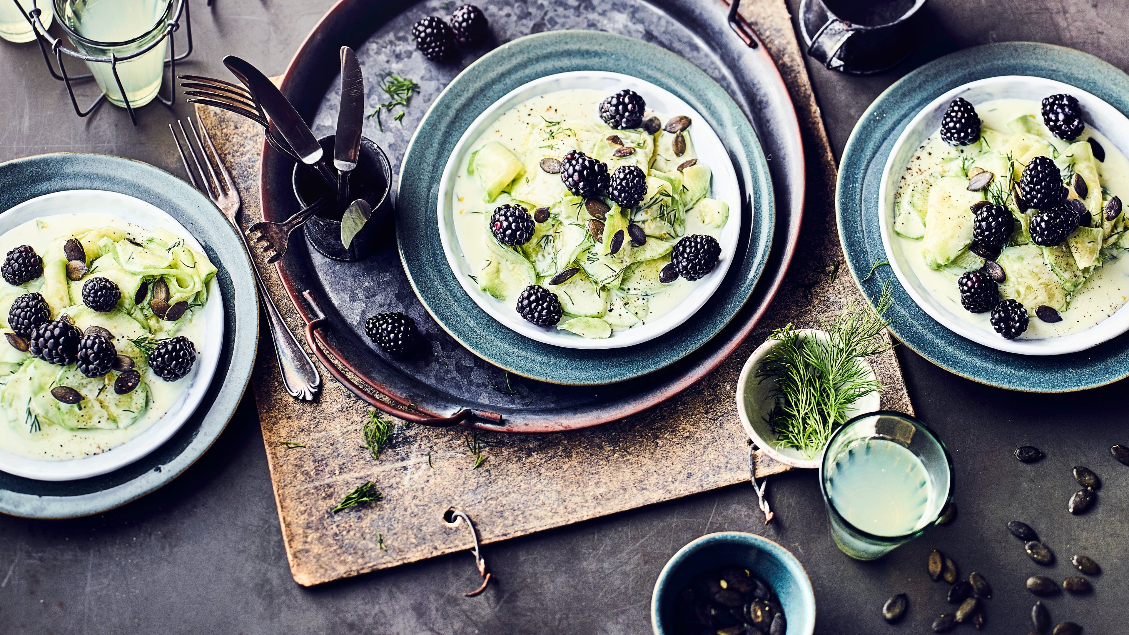 Gurkensalat mit Brombeeren Dieses vegane Gericht haben Sie in 15 Minuten zubereitet: Probieren Sie unseren Salat aus Gurken und Brombeeren mit einem Dressing aus Soja-Joghurt, Dill und Zitronensaft – erfrischend lecker!