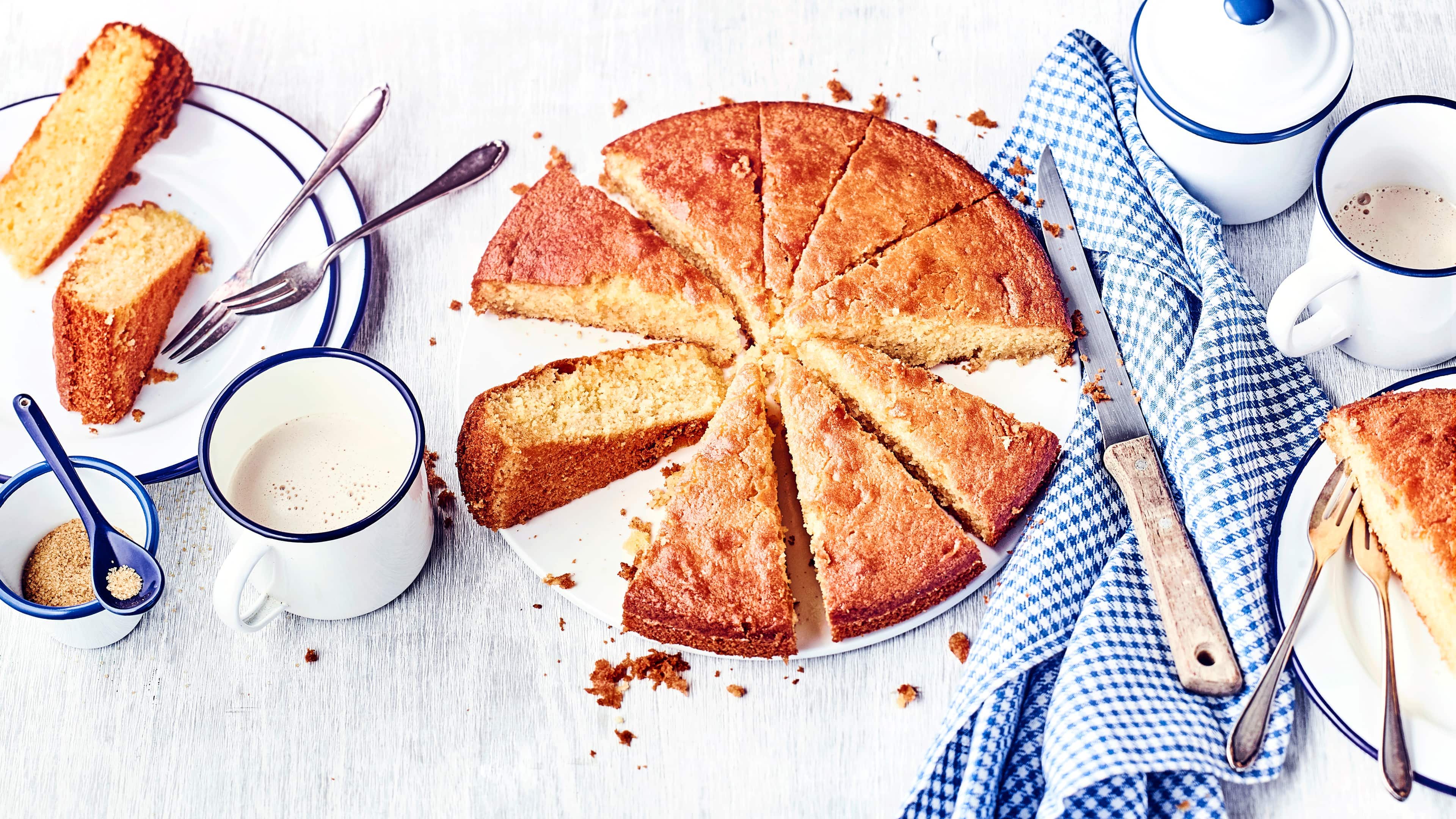 Griechischer Grießkuchen Probieren Sie unser Grießkuchen-Rezept aus Griechenland aus und backen Sie einen saftigen Kuchen, dem Orangen und Zitronen ein fruchtiges Aroma verleihen.