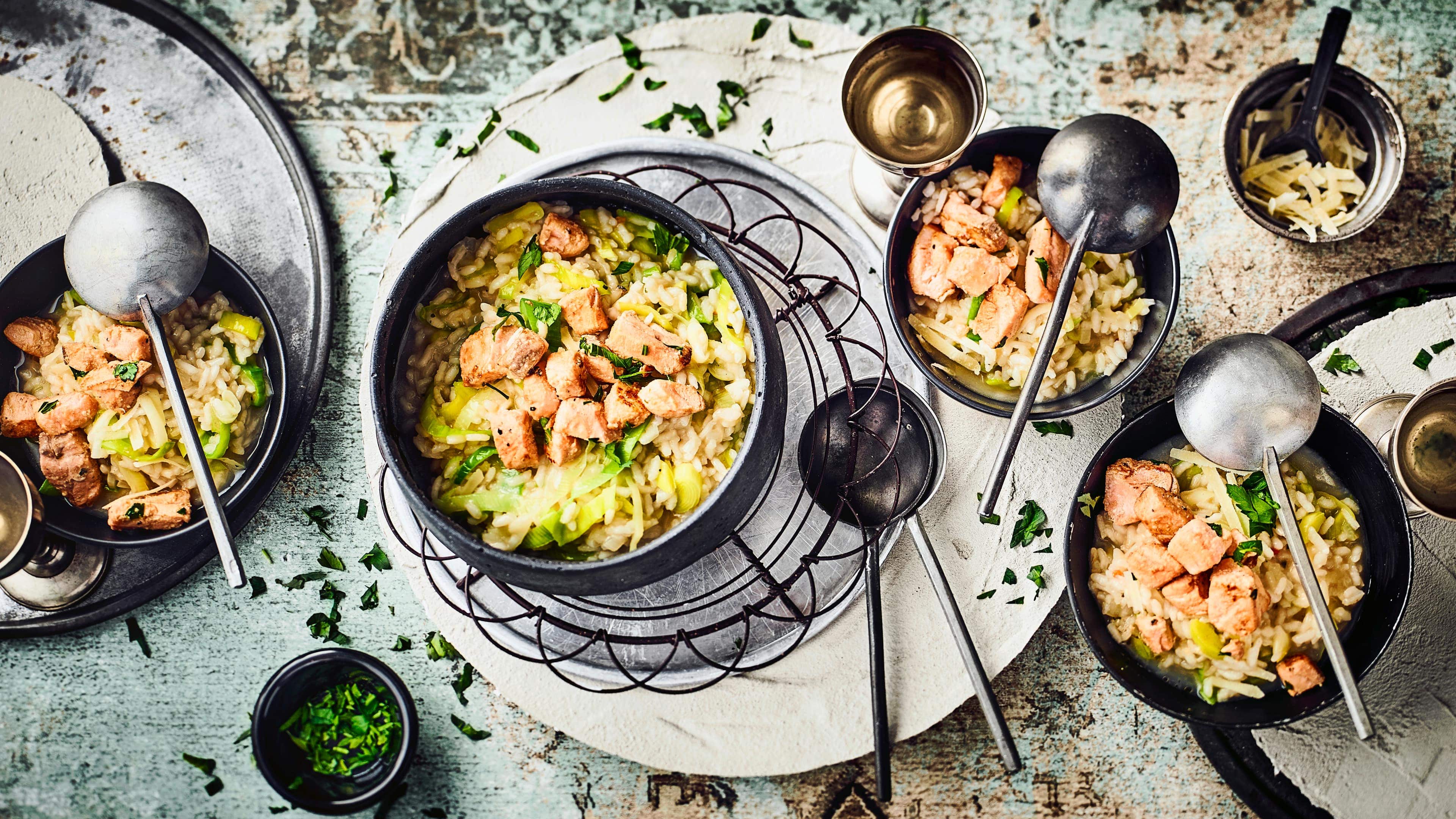 Risotto mit Lauch Probieren Sie unser Rezept für ein Risotto mit Parmesan und Lauch an gebratenen Wildlachswürfeln in Weißweinsoße einmal aus – pikant und lecker!