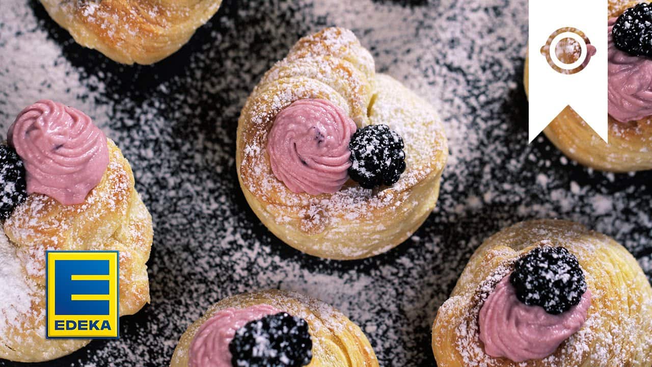 Cruffin mit Brombeerfrosting YouTube Platzhalterbild für ein Video mit dem Titel 'Cruffin mit Brombeerfrosting'.