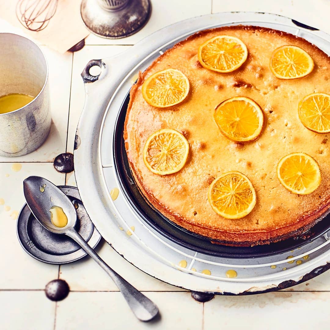 Fruchtig-süße Nascherei: Unser Rezept für Getränkter Orangenkuchen schmeckt herrlich saftig und ist mit selbstgemachten Orangenchips garniert.