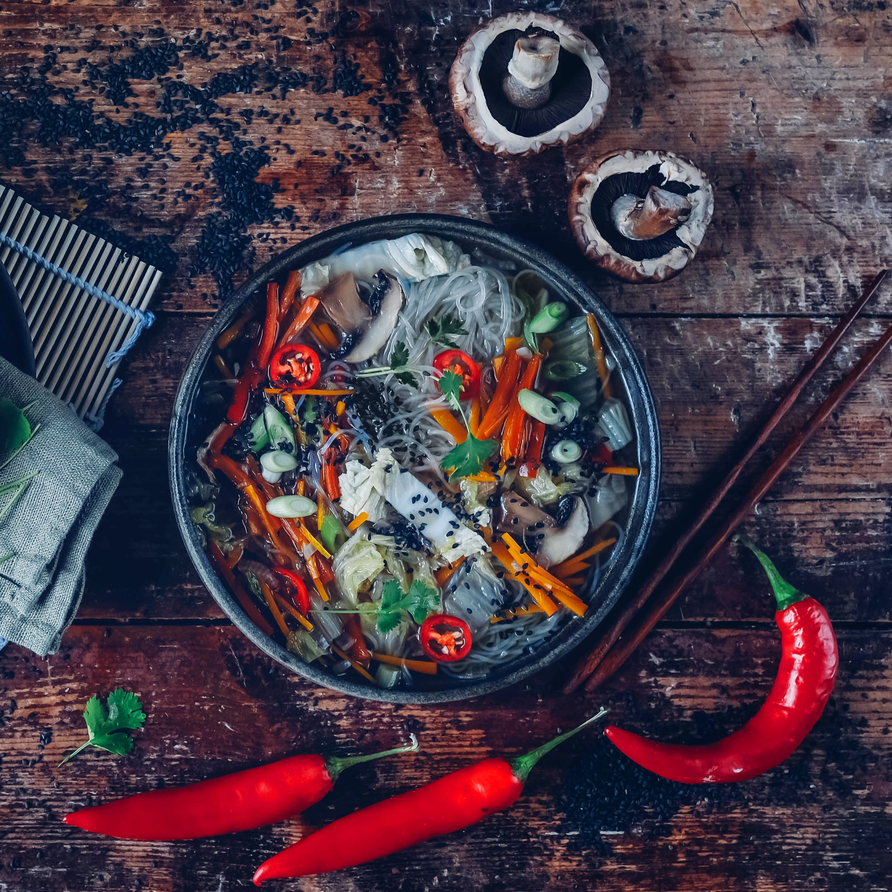 Ein asiatischer Klassiker, der schnell und einfach zubereitet ist und dazu maximal lecker: Glasnudelsuppe mit Champignons, Karotten und Chinakohl.
