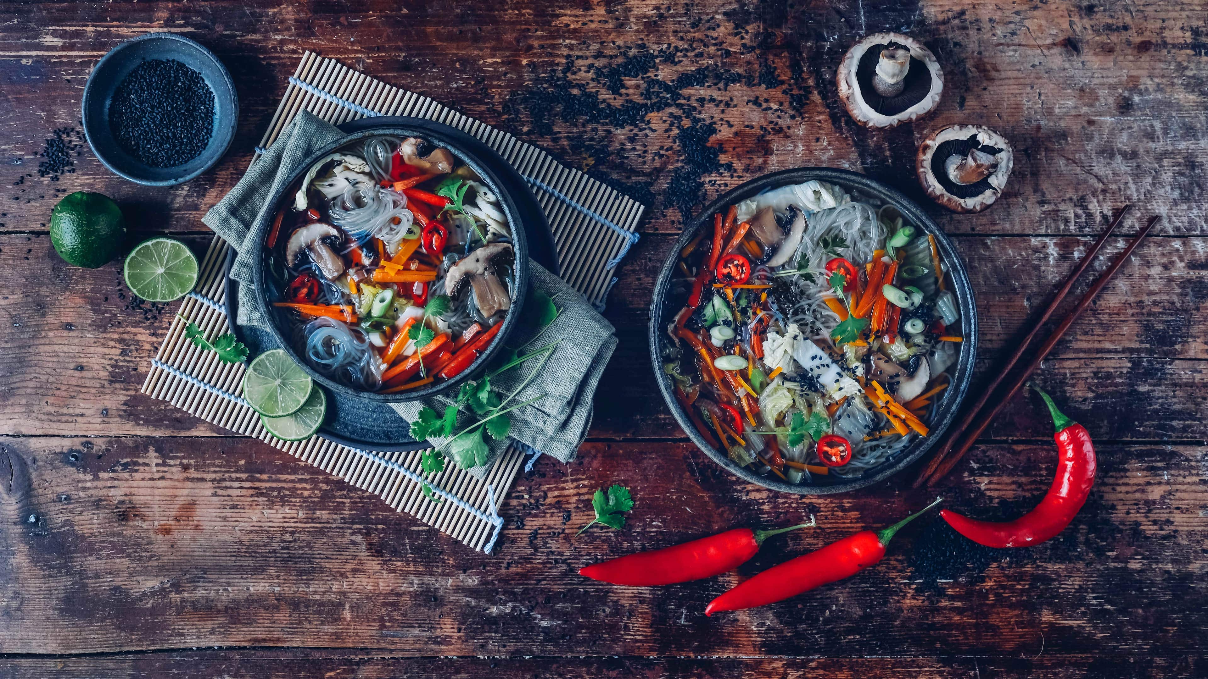 Glasnudelsuppe Ein asiatischer Klassiker, der schnell und einfach zubereitet ist und dazu maximal lecker: Glasnudelsuppe mit Champignons, Karotten und Chinakohl.