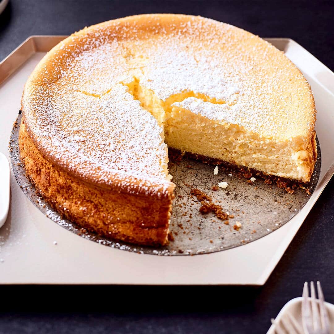 Leckerer Käsekuchen mit einem krümeligen Boden aus Dinkel-Butterkeksen und einer feinen Frischkäsemasse. Schmeckt herrlich fluffig.