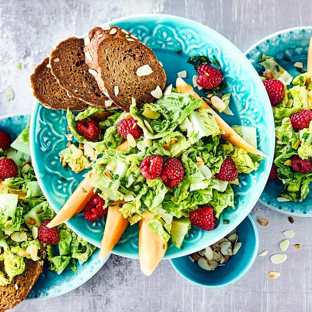 In nur zehn Minuten fertig – unser leckerer Salat mit Himbeeren, Mandeln und Charentais-Melone mit fruchtigem Orangen-Dressing!
