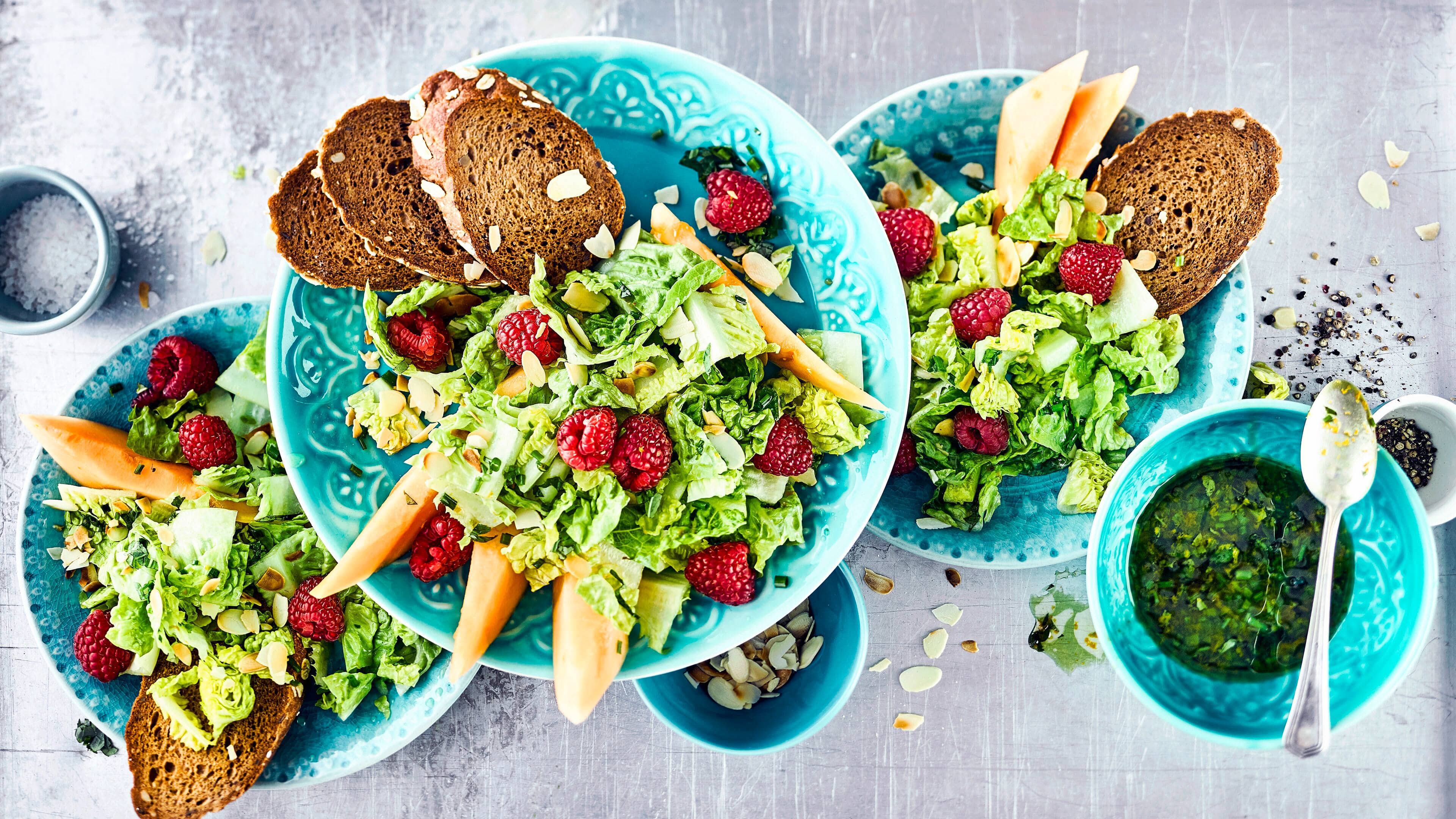 Salat mit Früchten In nur zehn Minuten fertig – unser leckerer Salat mit Himbeeren, Mandeln und Charentais-Melone mit fruchtigem Orangen-Dressing!