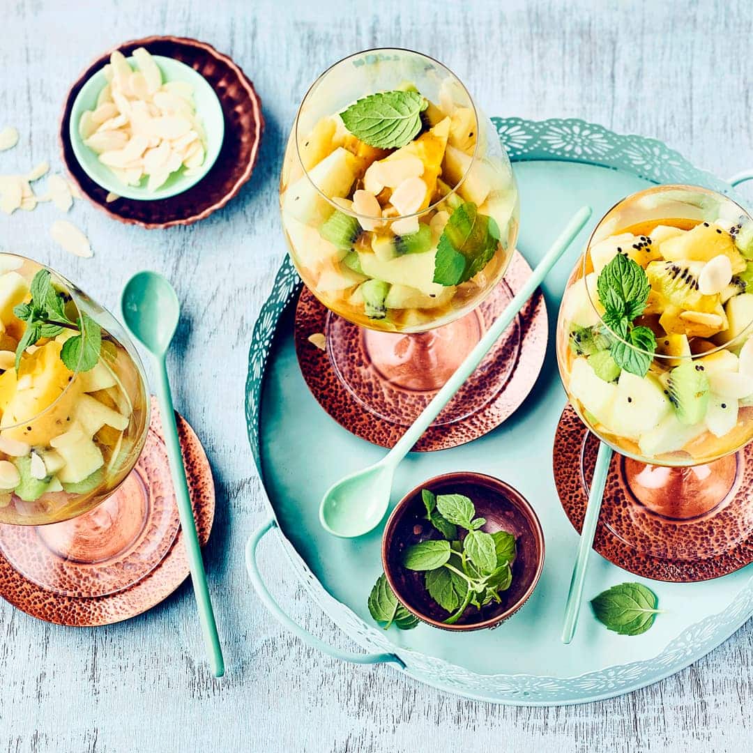 Ein Highlight bei jeder Party: Probieren Sie unseren bunt gemischten Fuchtsalat aus exotischen Früchten mit süß-säuerlichem Mango-Dattel-Dressing!