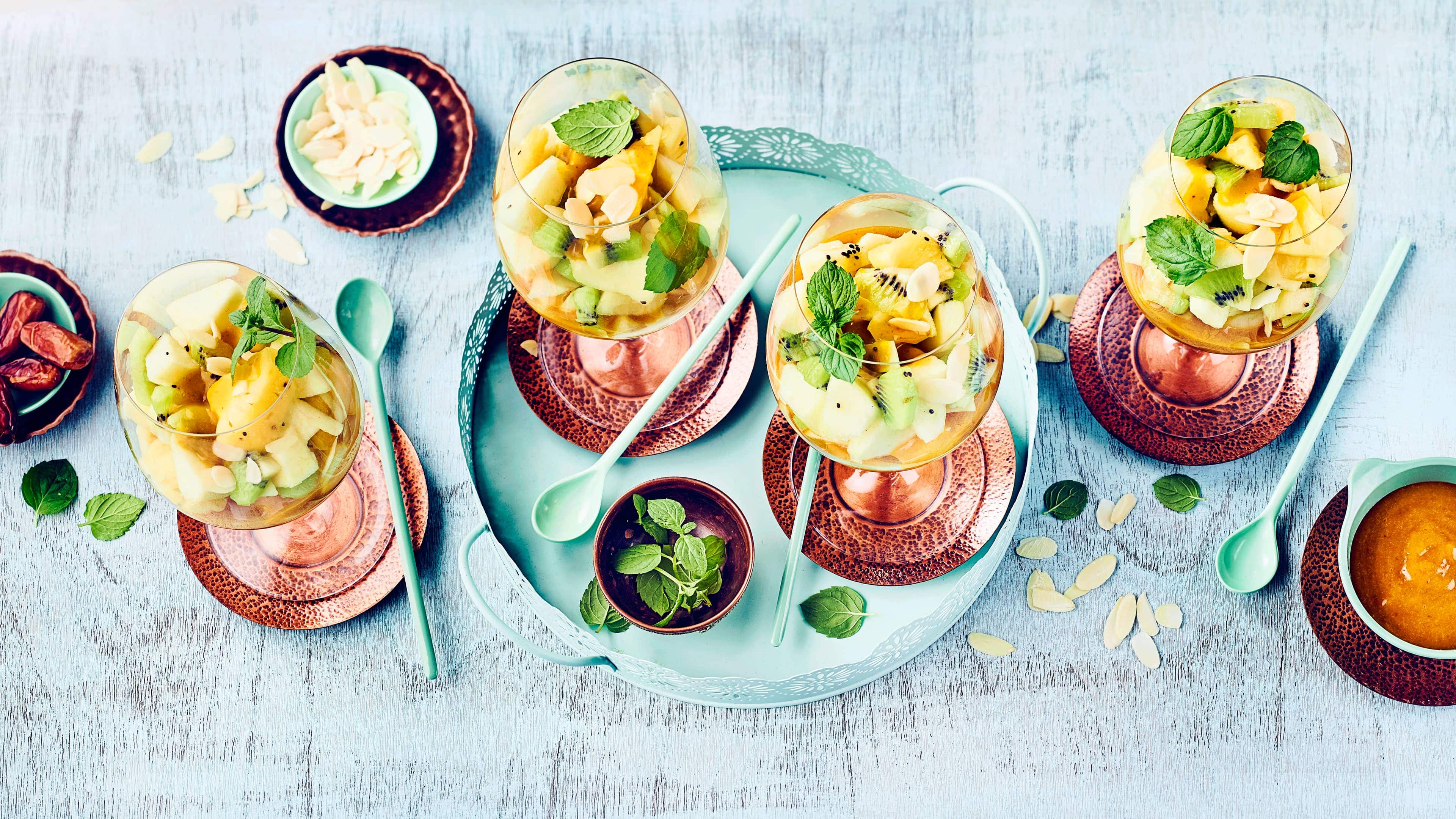 Fruchtsalat an Dattelsauce Ein Highlight bei jeder Party: Probieren Sie unseren bunt gemischten Fuchtsalat aus exotischen Früchten mit süß-säuerlichem Mango-Dattel-Dressing!