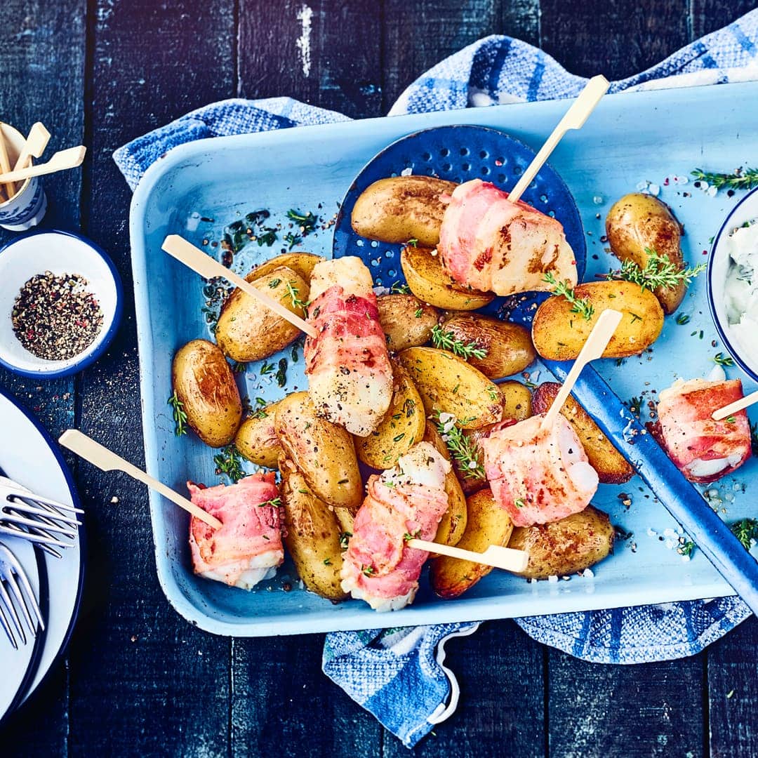 Da Hecht als Speisefisch einen relativ geringen Fettgehalt hat, können Sie ihn ruhig mit Speck umwickelt als Hecht-Speck-Spieße knusprig anbraten und direkt genießen!
