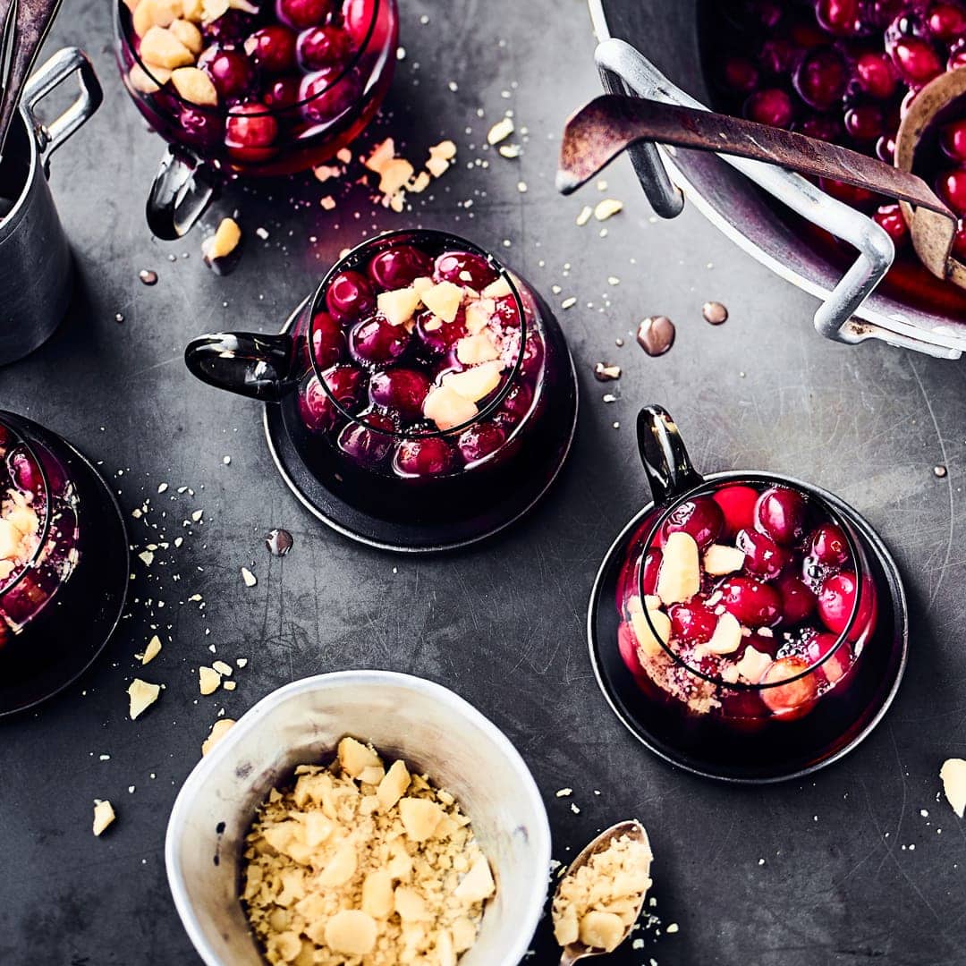 Fruchtiger Punsch ohne Alkohol mit Cranberry-Nektar und frischen Cranberries.