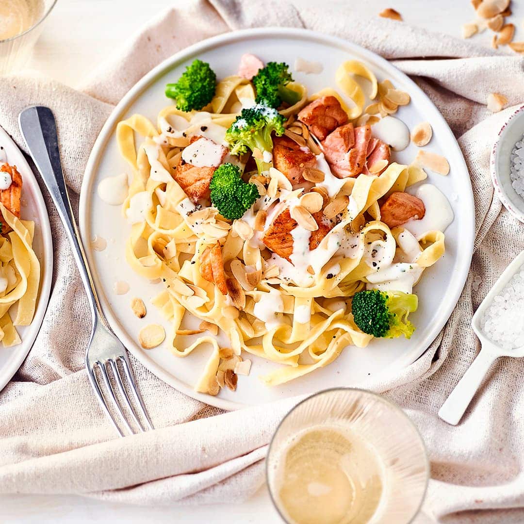 Schnelles Pastagericht mit Fisch und Gemüse: Probieren Sie unsere Tagliatelle mit Lachs, Brokkoli-Röschen und Mandelblättchen – fertig in 30 Minuten!Probieren Sie unsere Tagliatelle mit Lachs, Brokkoli-Röschen und Mandelblättchen – fertig in 30 Minuten!