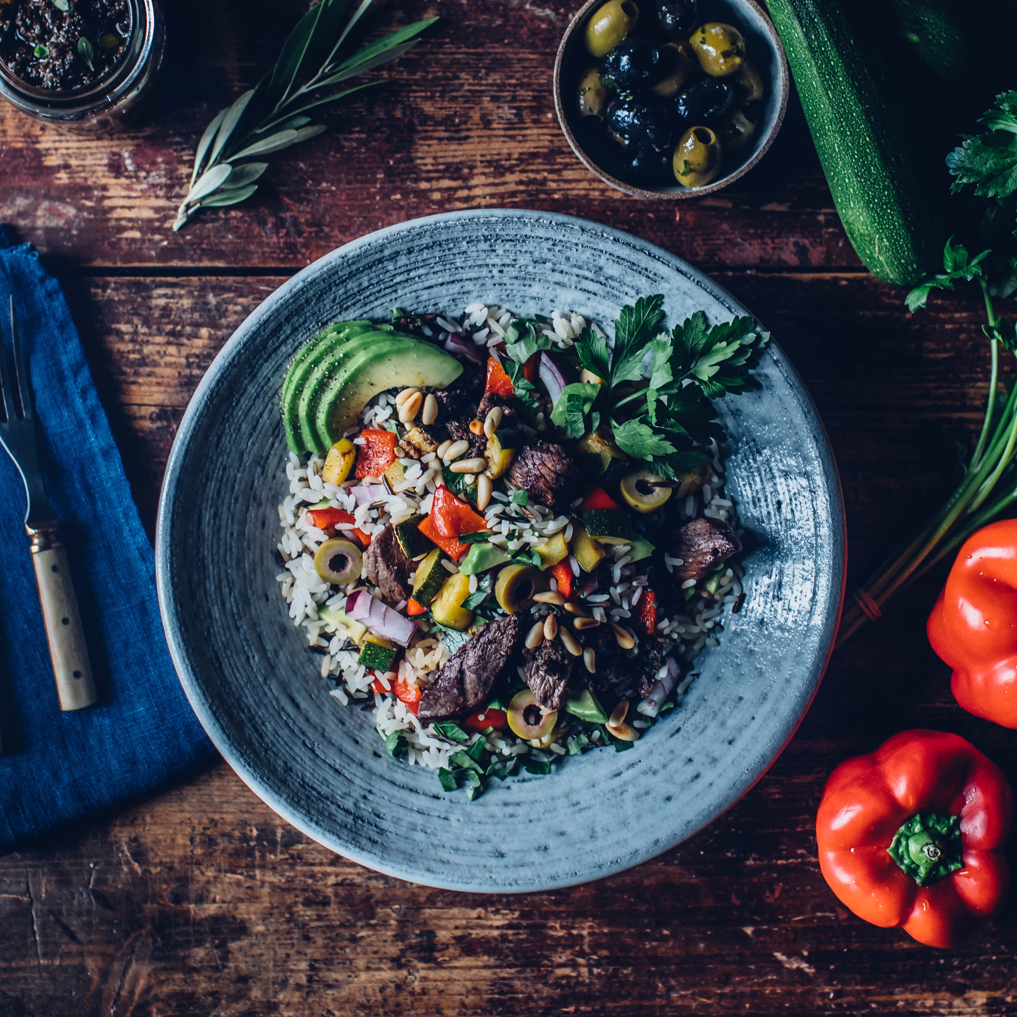 Ganz viel frisches Gemüse und leckere Rinderhüftsteaks sind die Highlights in unserem rustikalen Reissalat mit selbstgemachtem Olivenpesto mit getrockneten Tomaten.
