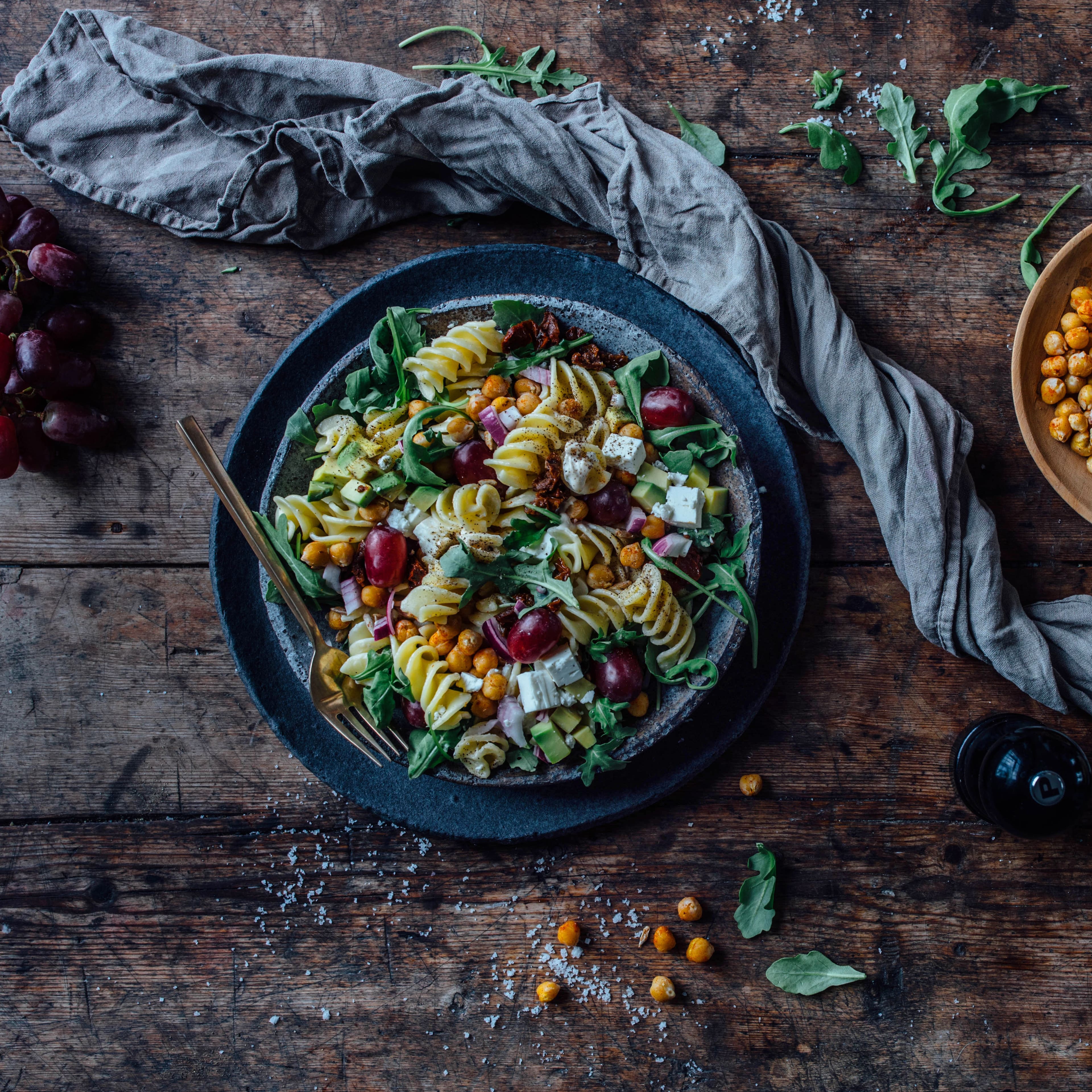 Kein klassischer Nudelsalat aber mindestens genauso lecker: Orientalischer Pasta-Salat mit Kichererben und Ziegenkäse.
