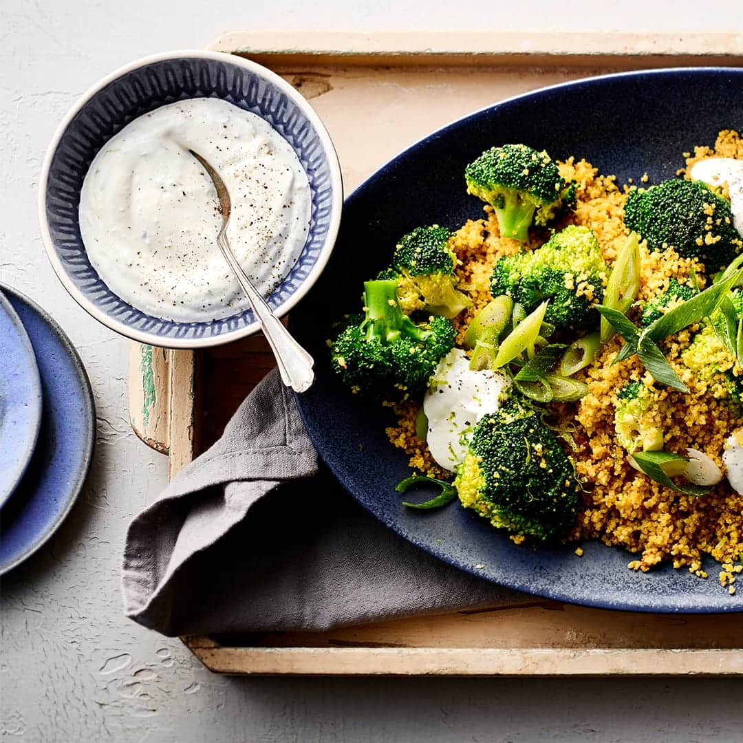 Zaubern Sie mit unserem Rezept einen Hauch von Orient auf den Tisch: Probieren Sie unsere Couscous-Pfanne mit Curry, Brokkoli und Frühlingszwiebeln! Dazu gibt's einen leckeren Limetten-Schmand-Dip!