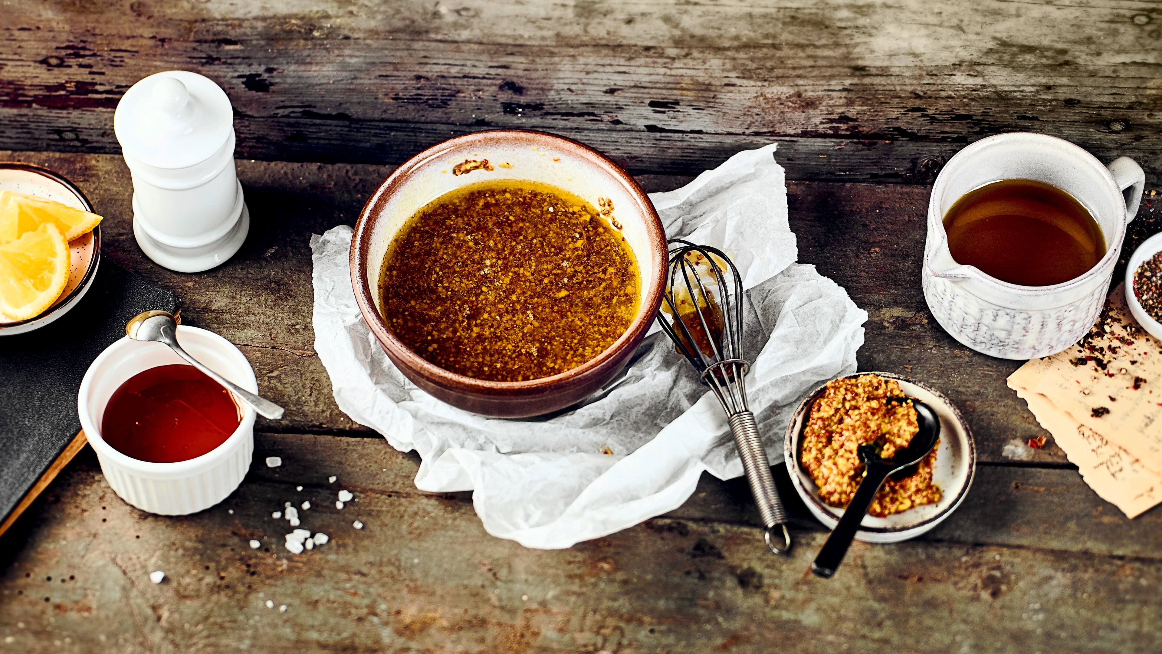Honig-Senf-Dressing Unser Rezept für Honig-Senf-Dressing ist ein Klassiker für viele Salate und ganz einfach und schnell zubereitet. Wer gerne auf tierische Produkte verzichten möchte kann einfach den Joghurt durch eine vegane Alternative ersetzen.