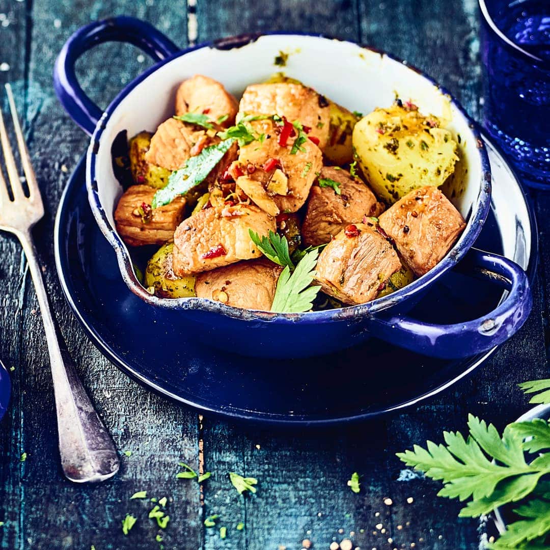 Schweinefleisch in pikanter Marinade mit Kartoffeln und Wurzelgemüse! Planen Sie genug Zeit ein, damit das Schweinefleich die Marinade gut einziehen kann.