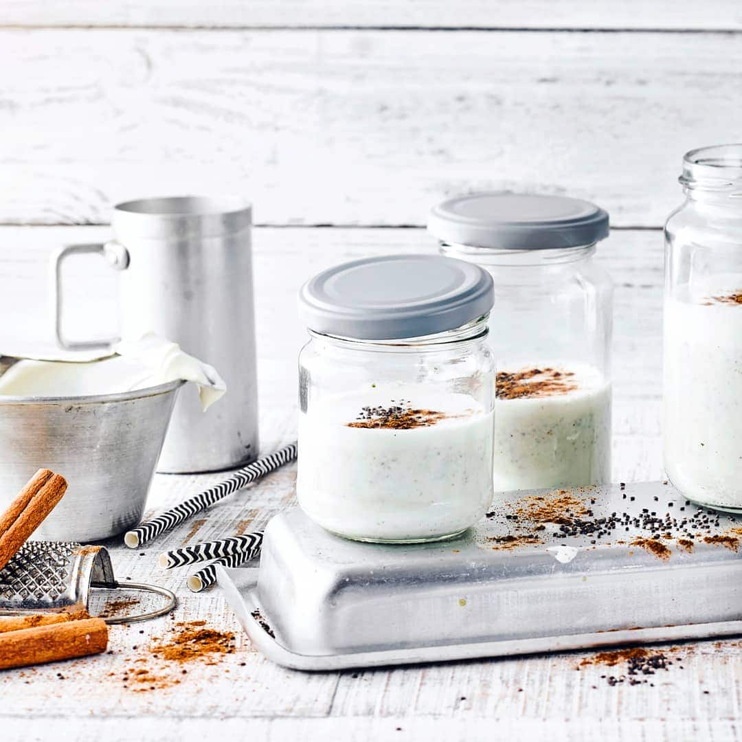 Ersetzt fast schon eine kleine Mahlzeit, ist super schnell gemacht und schmeckt herrlich. Mit dem Chia-Vanille-Eiweißdrink bleiben Sie fit.