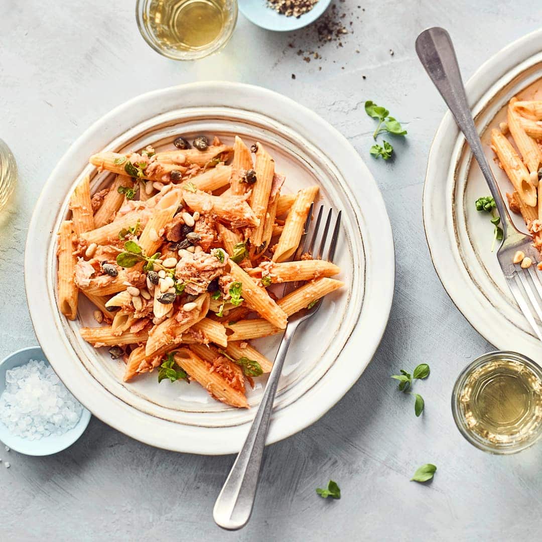 Schnell ein besonderes Pastagericht zaubern. Probieren Sie unsere Nudeln mit Thunfisch, rotem Pesto, Pinienkernen und Kapern, dazu Zitrone und Oregano!