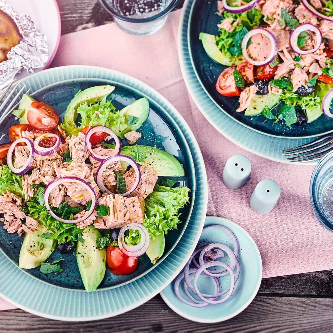 Mit unserem Rezept zaubern Sie in nur 10 Minuten einen laktosefreien Avocadosalat mit Thunfisch, roten Zwiebeln und Oliven auf den Tisch – gleich ausprobieren!