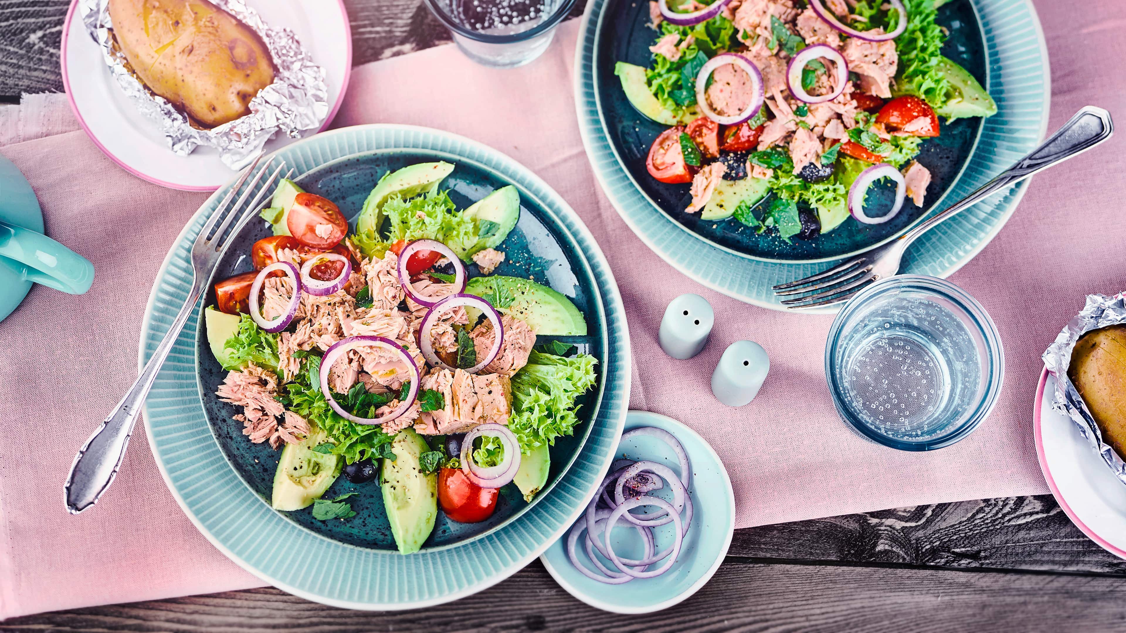Avocadosalat mit Thunfisch Mit unserem Rezept zaubern Sie in nur 10 Minuten einen laktosefreien Avocadosalat mit Thunfisch, roten Zwiebeln und Oliven auf den Tisch – gleich ausprobieren!