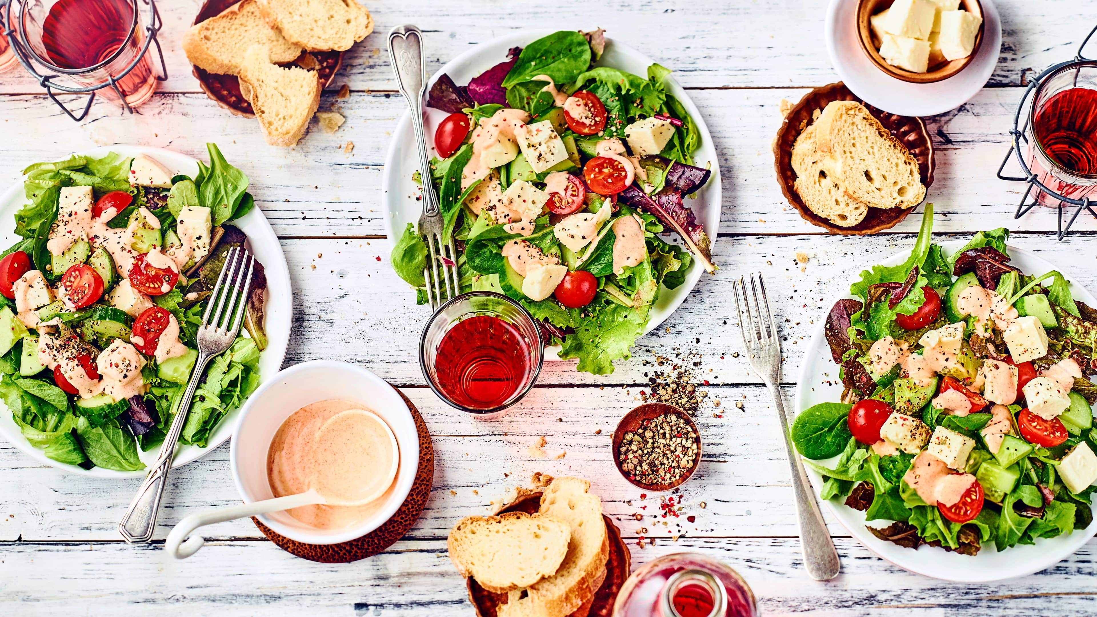 Blattsalat Gurken-Mozzarella Schnelles Gericht für Zwischendurch oder als Vorspeise: Probieren Sie unseren Blattsalat mit Gurkenstückchen und Mozzarella an Joghurt-Dressing!