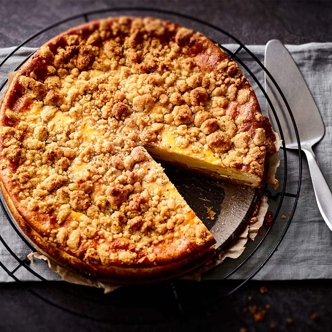 Leckeres Gebäck für Ihre herbstliche Kaffeetafel: Probieren Sie unseren Käsekuchen mit Quark, Haselnuss-Streuseln und frischen Birnen!