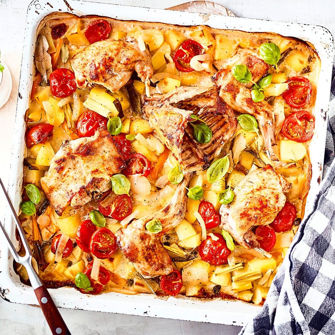 Unser Rezept hilft Ihnen dabei, einen leckeren Kaninchenbraten in Kräuter-Weißwein-Marinade mit einer Kartoffel-Gemüse-Beilage auf den Teller zu zaubern.