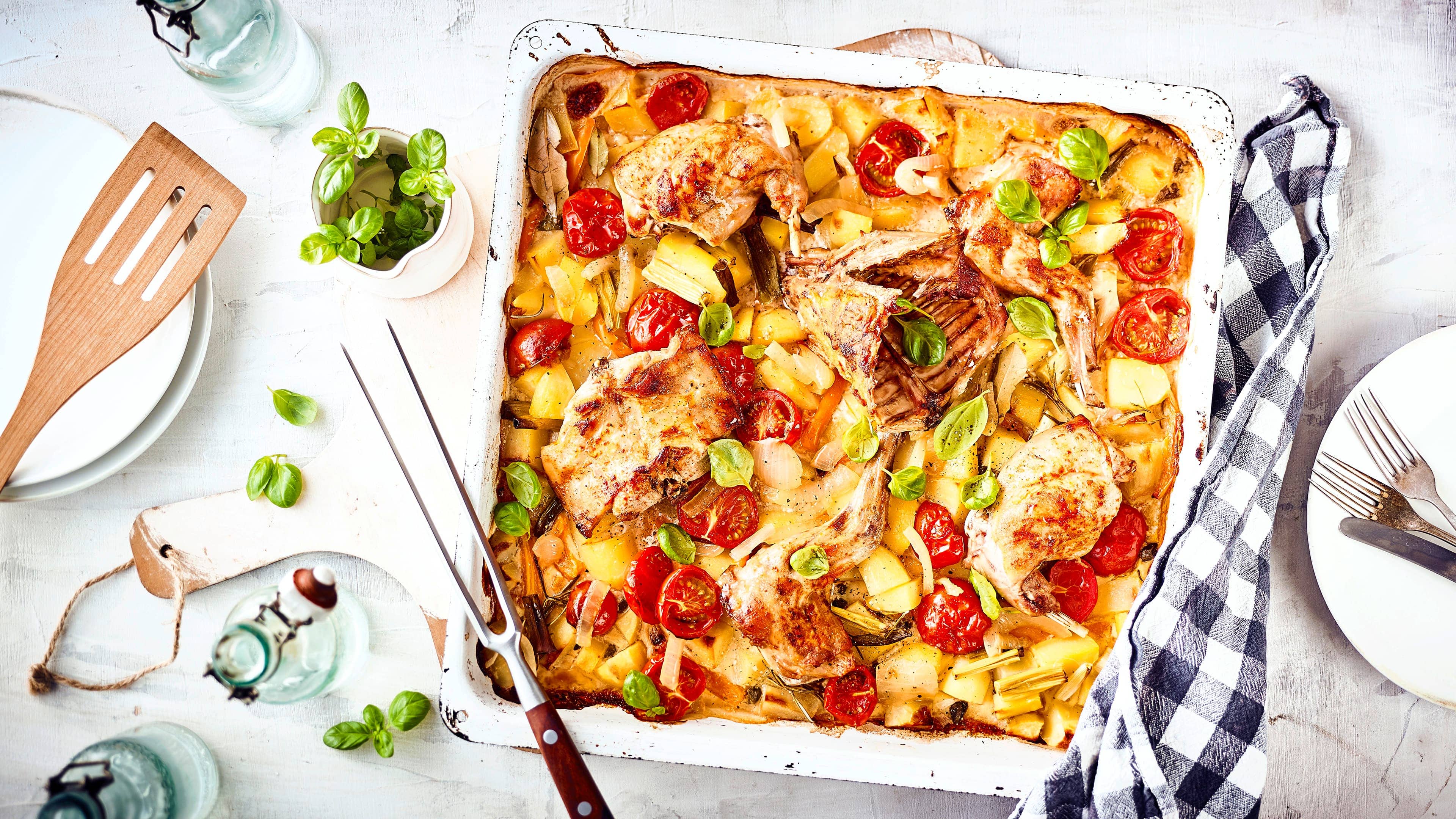 Kaninchen mit Kräutern Unser Rezept hilft Ihnen dabei, einen leckeren Kaninchenbraten in Kräuter-Weißwein-Marinade mit einer Kartoffel-Gemüse-Beilage auf den Teller zu zaubern.