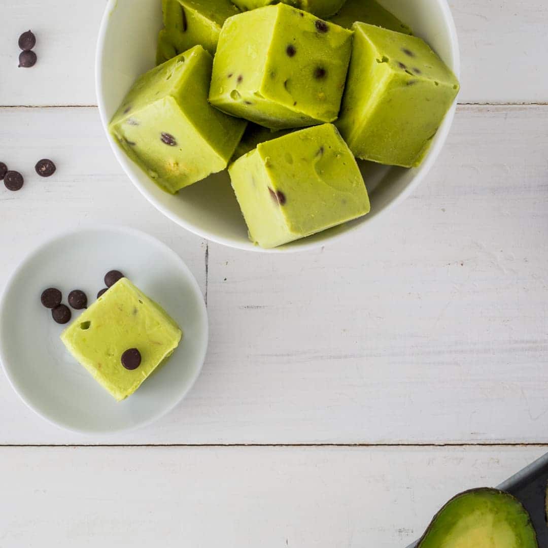 Schmeckt nicht nur im Sommer: Unser Rezept für erfrischende Froyo-Bites mit Avocado, Joghurt und Schoko-Tröpfchen – probieren Sie es gleich mal aus!