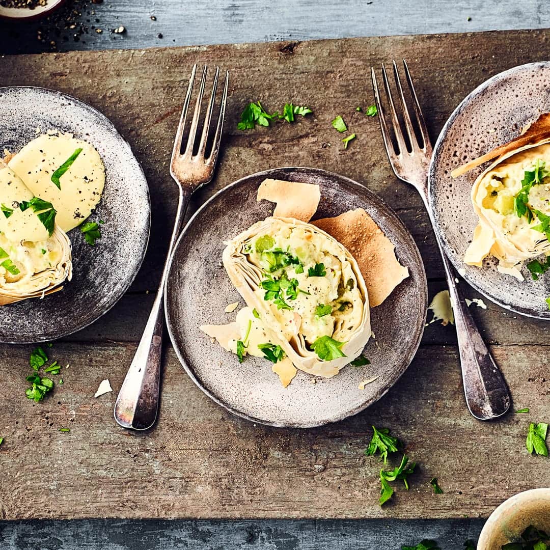 Vegetarische Delikatesse aus dem Ofen: Probieren Sie unseren Strudel mit zweierlei Spargel, Kartoffeln, Ziegenfrischkäse und Sauce Hollandaise verfeinert mit Senf!