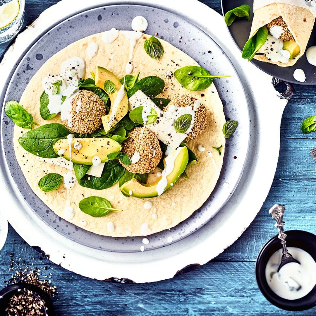 Gesunde vegetarische Wraps mit Avocado, Feta, Babyspinat und selbstgemachten Falafeln.