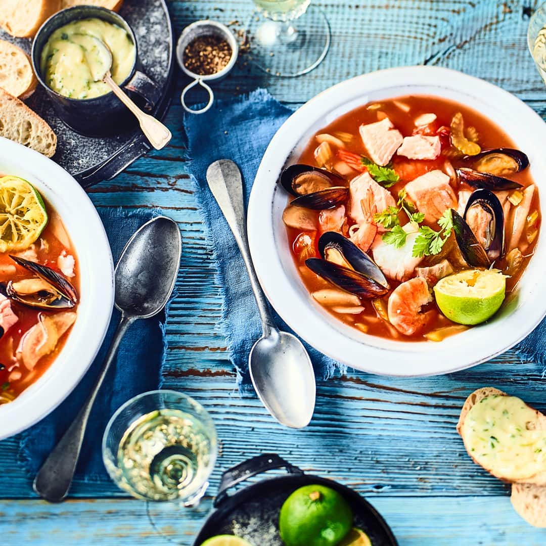 Bereiten Sie in nur 40 Minuten unsere schnelle und leckere Fischsuppe mit Krustentieren und Muscheln zu. Unser Rezept verrät, wie es geht.
