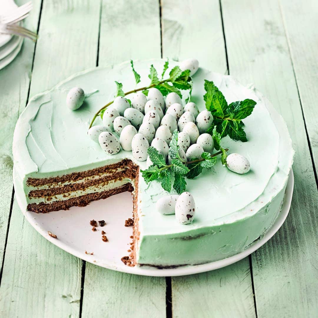 Überaschen Sie Ihre Familie mit diesem raffinierten Gebäck zum Osterfest: Probieren Sie unsere Torte mit Kakao-Mandel-Boden und einer Füllung aus Frischkäse, Butter und frischer Minze – in einer Stunde zubereitet!