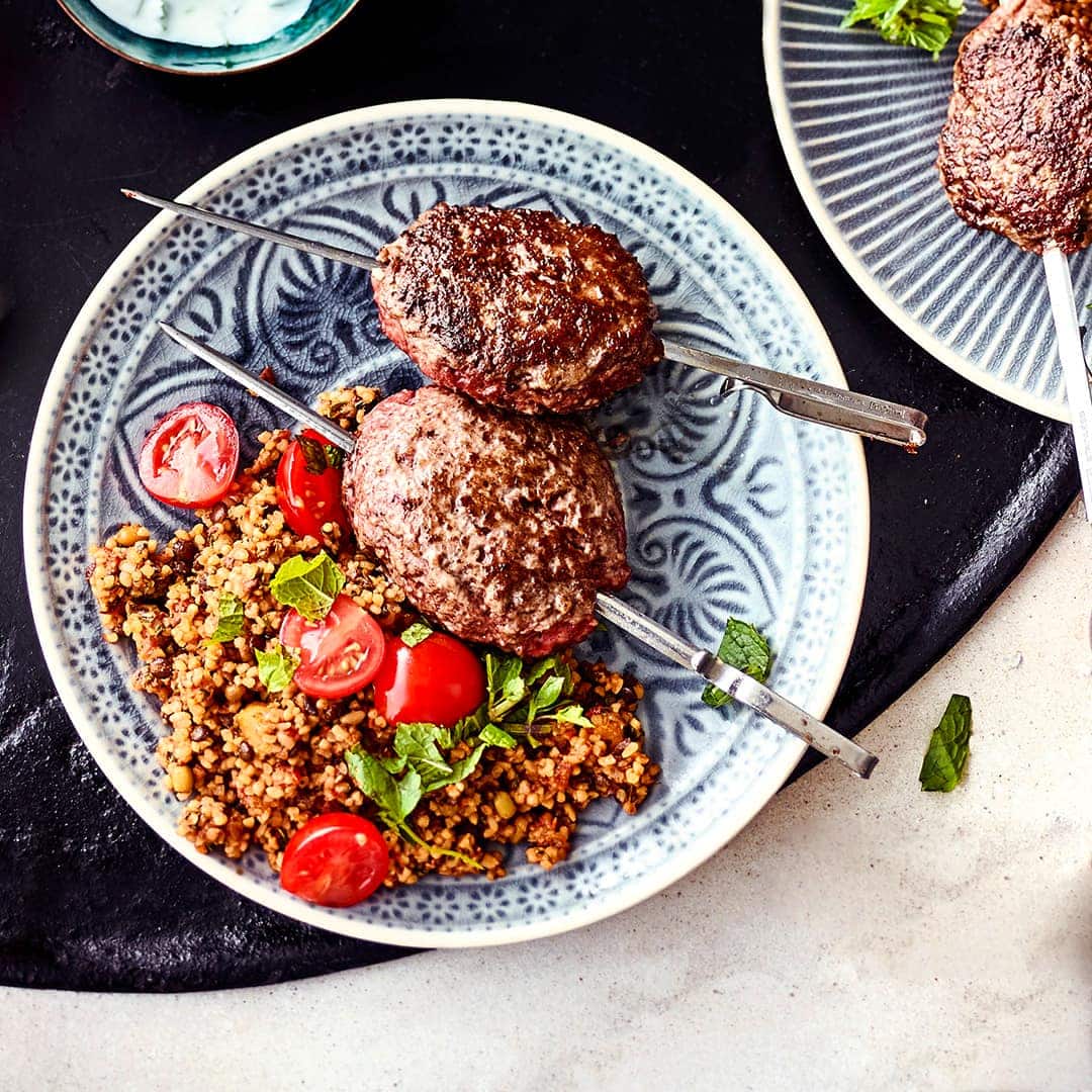 Aus der türkischen Küche nicht wegzudenken und super lecker sind Köfte: Wir servieren die kleinen Frikadellen auf dem Metallspieß mit Minz-Joghurt-Dip und Bulgursalat.