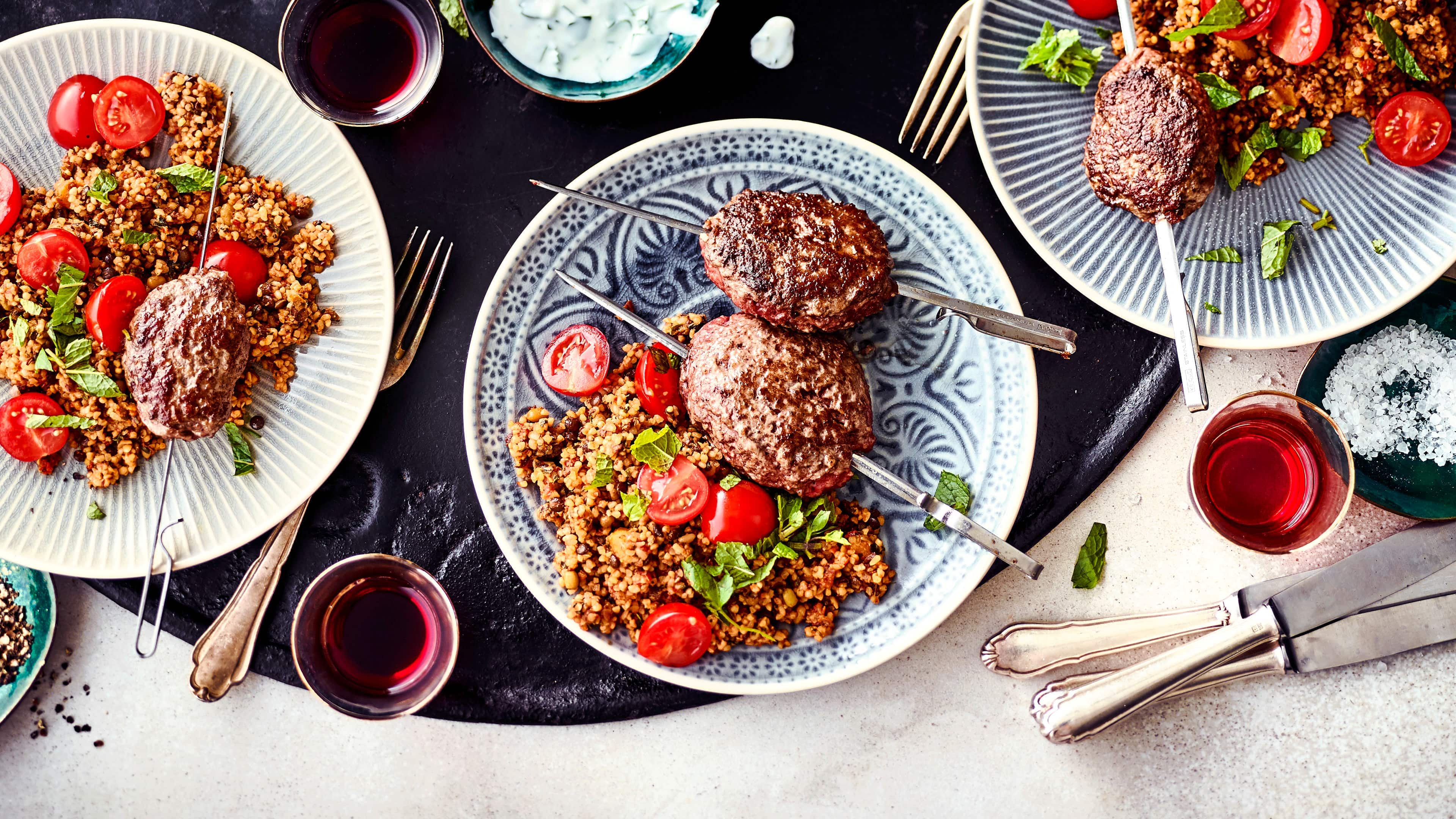 Köfte Aus der türkischen Küche nicht wegzudenken und super lecker sind Köfte: Wir servieren die kleinen Frikadellen auf dem Metallspieß mit Minz-Joghurt-Dip und Bulgursalat.