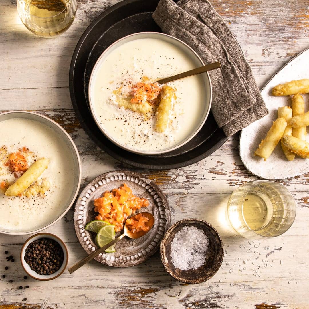 Kochen Sie mit unserem Rezept eine Spargelsuppe mit ganz besonderem Topping nach und entdecken Sie die faszinierende Kombination aus Spargesuppe, Spargelspitzen in Tempurateig und dazu Lachstatar.