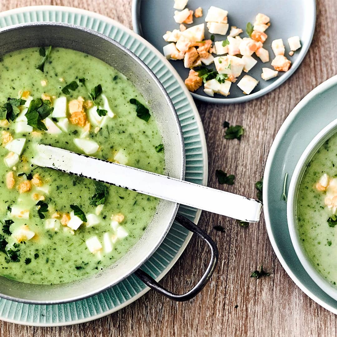 Genießen Sie eine cremige Kräutersuppe mit pürierten Kartoffeln, Lauch, Sahne und Stückchen von gekochten Eiern als Topping. Das Frankfurter Rezept wird gerne traditionell am Gründonnerstag verwendet.