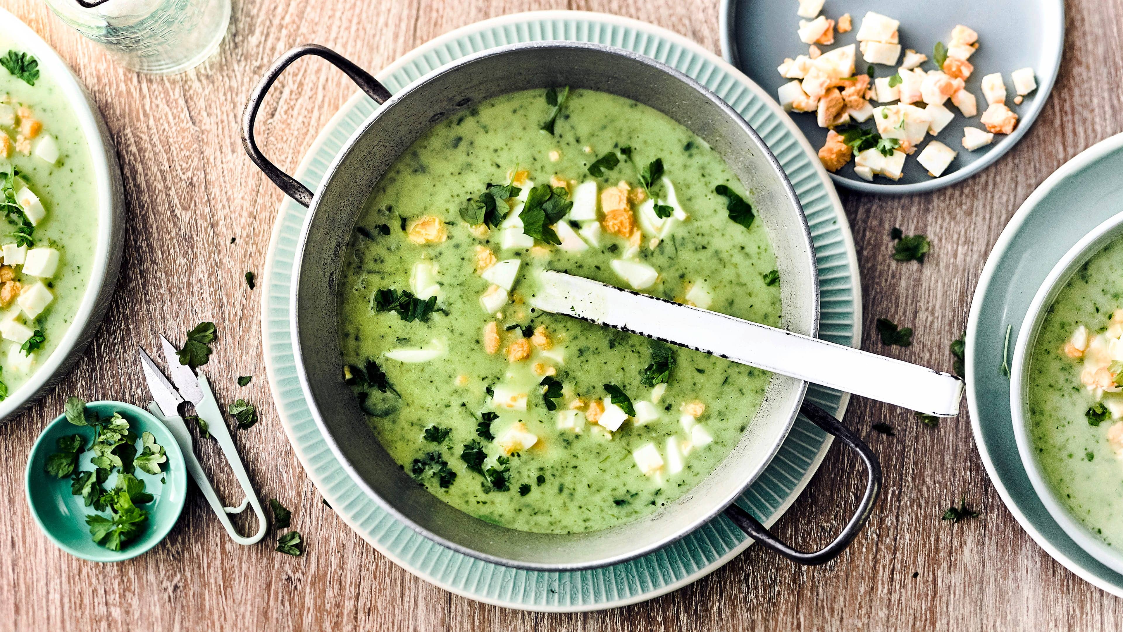 Frankfurter Kräutersuppe Genießen Sie eine cremige Kräutersuppe mit pürierten Kartoffeln, Lauch, Sahne und Stückchen von gekochten Eiern als Topping. Das Frankfurter Rezept wird gerne traditionell am Gründonnerstag verwendet.