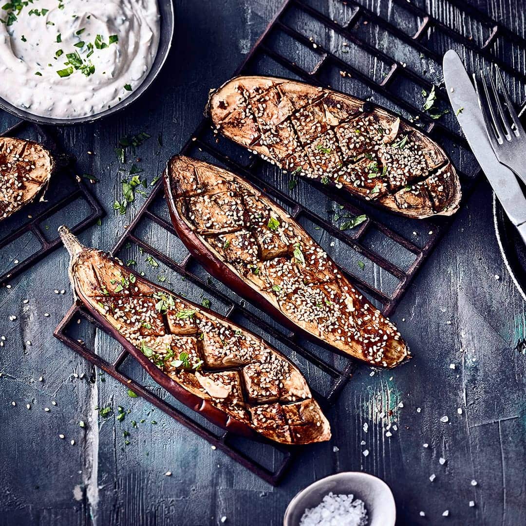 Leicht orientalisch gewürzt schmecken unsere gebackenen Auberginen herrlich lecker und werden mit selbstgemachter Joghurt-Soße und Granatapfelkernen serviert.